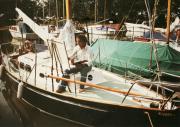 Dick-van-Vlaardingen-schilderend-op-zijn-eerste-zeiljacht-1976